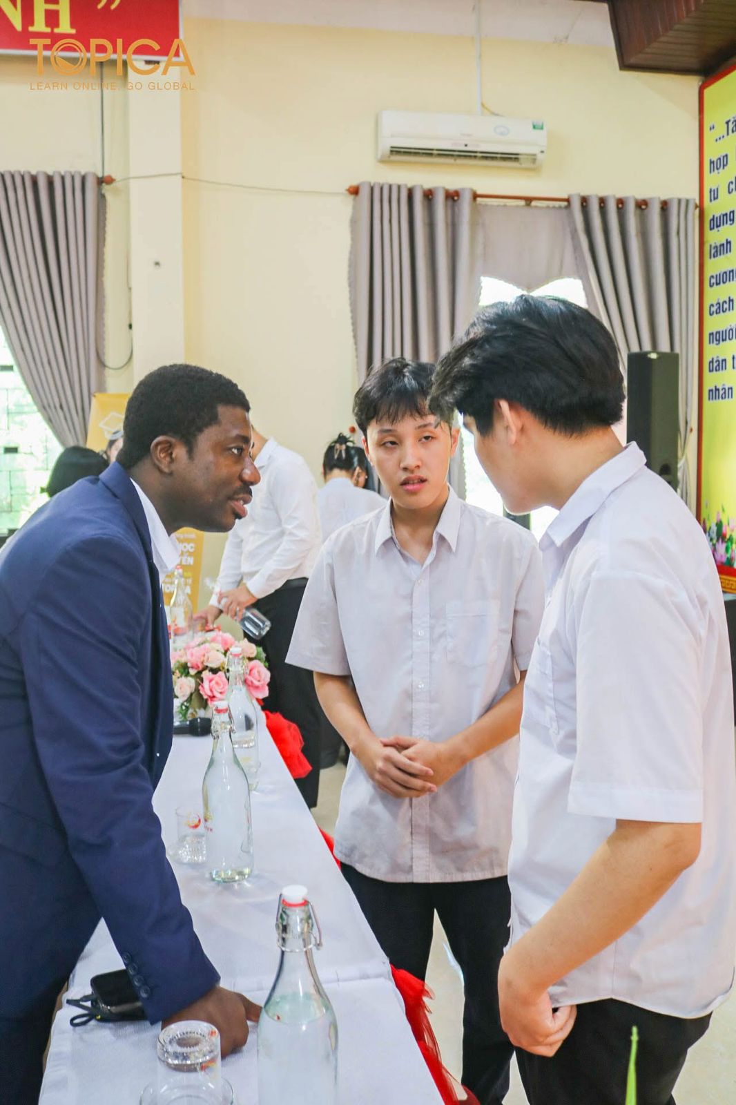 Dr. David Asare with students in Da Nang - Image 8